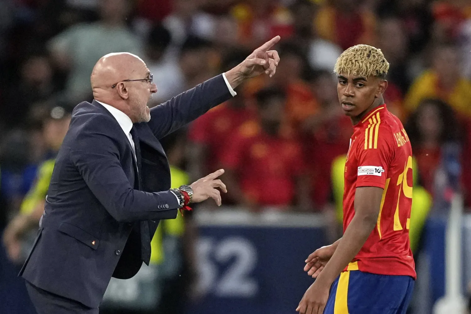 لويس دي لا فوينتي مدرب منتخب إسبانيا مع لاعبه لامين يامال (أ.ب)