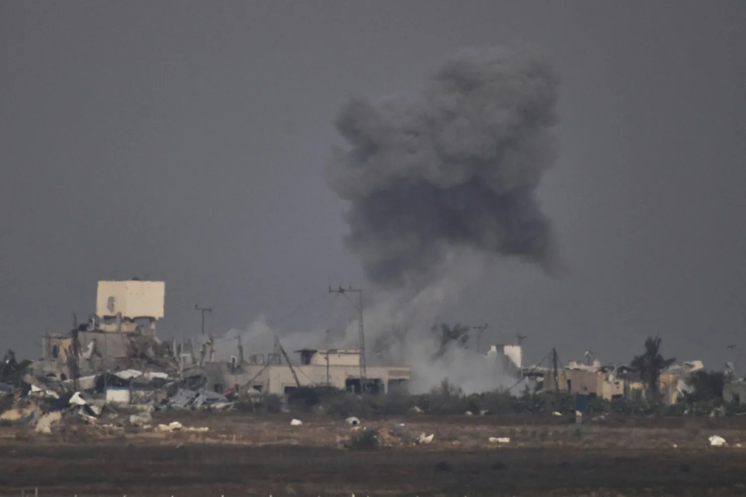 تصاعد الدخان على أثر غارة إسرائيلية على قطاع غزة كما شوهد من جنوب إسرائيل 6 يونيو 2025 (أ.ب)