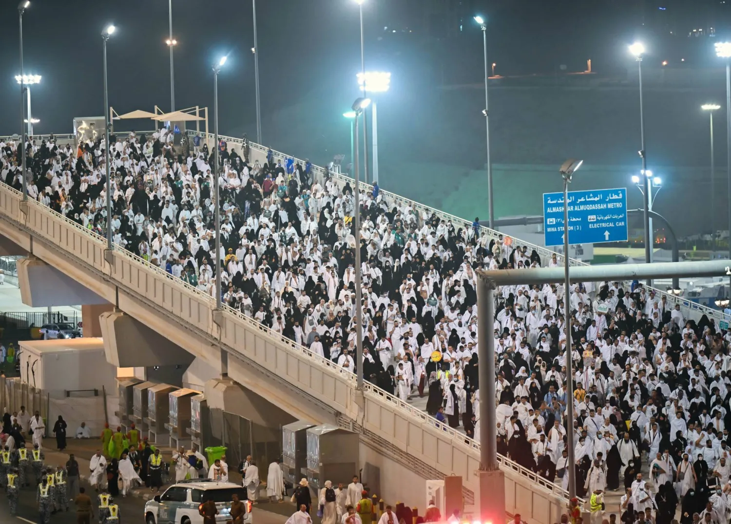 ضيوف الرحمن في طريقهم إلى منشأة الجمرات لرمي جمرة العقبة (تصوير: بشير صالح)