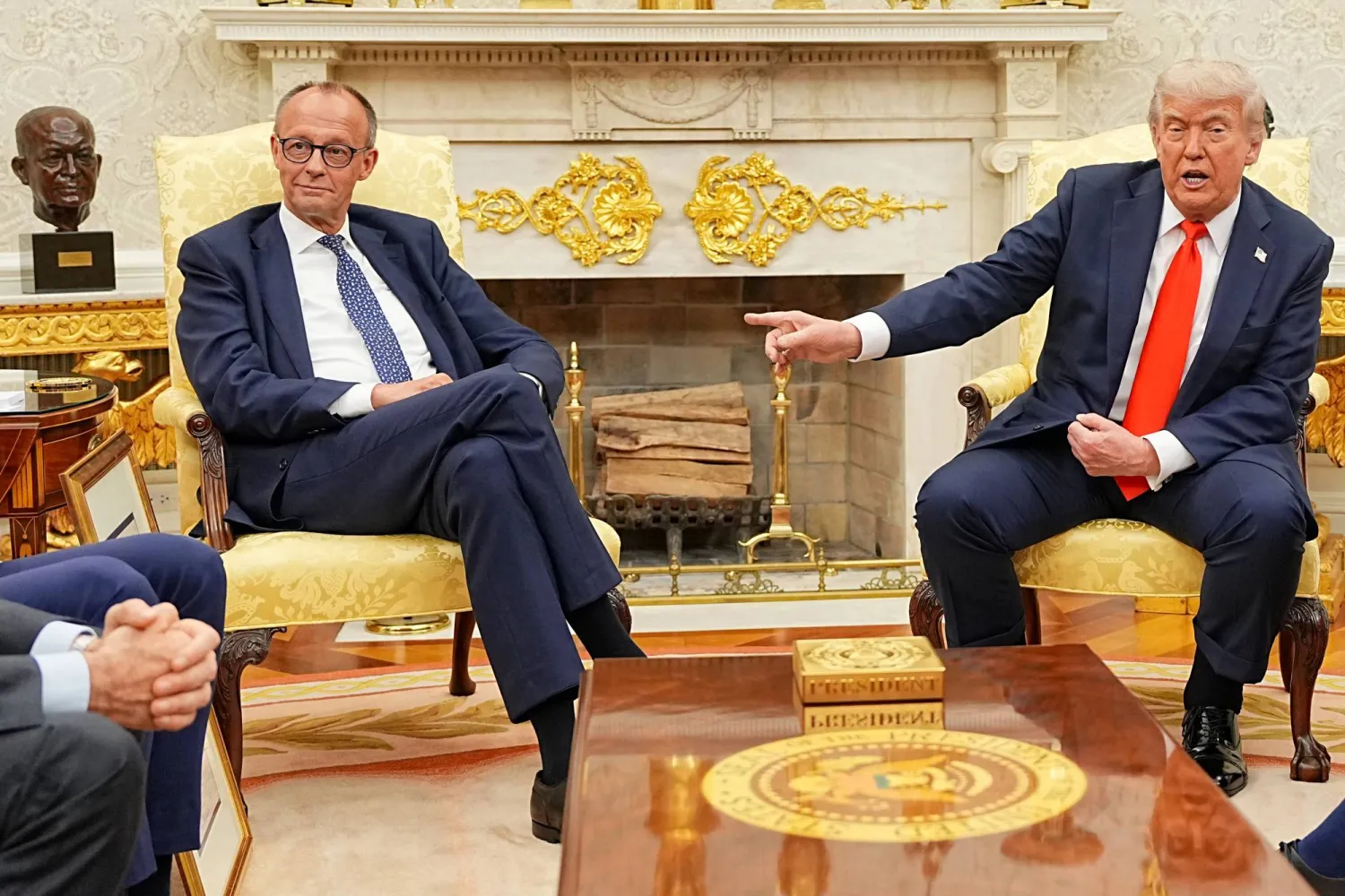 الرئيس الأميركي دونالد ترمب متحدثاً خلال لقائه المستشار الألماني فريدريش ميرتس في المكتب البيضاوي 5 يونيو (د.ب.أ)