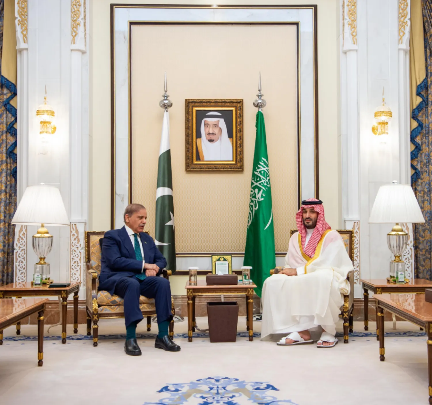 ولي العهد السعودي يستقبل في مكتبه بقصر منى رئيس الوزراء الباكستاني (واس)