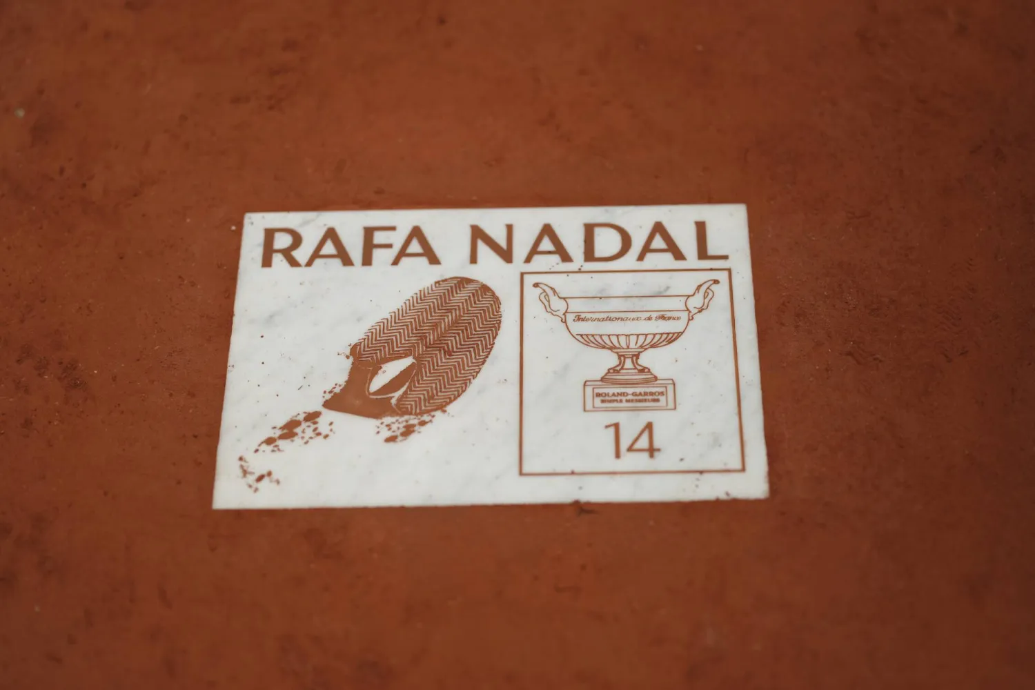 بصمة قدم نادال في رولان غاروس (أ.ب)