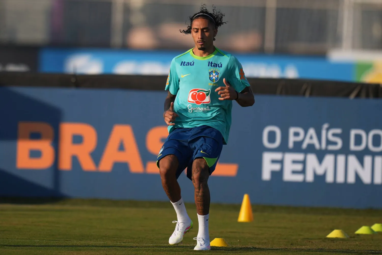 البرازيلي رافينيا مهاجم نادي برشلونة (أ.ب)