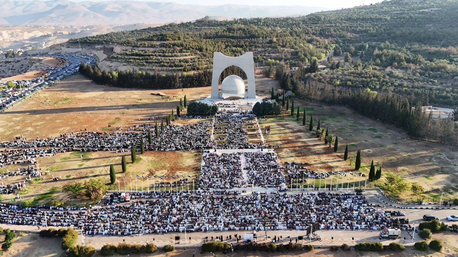 سوريون يؤدون صلاة عيد الأضحى المبارك في «ساحة قبر الجندي المجهول» بدمشق (إ.ب.أ)