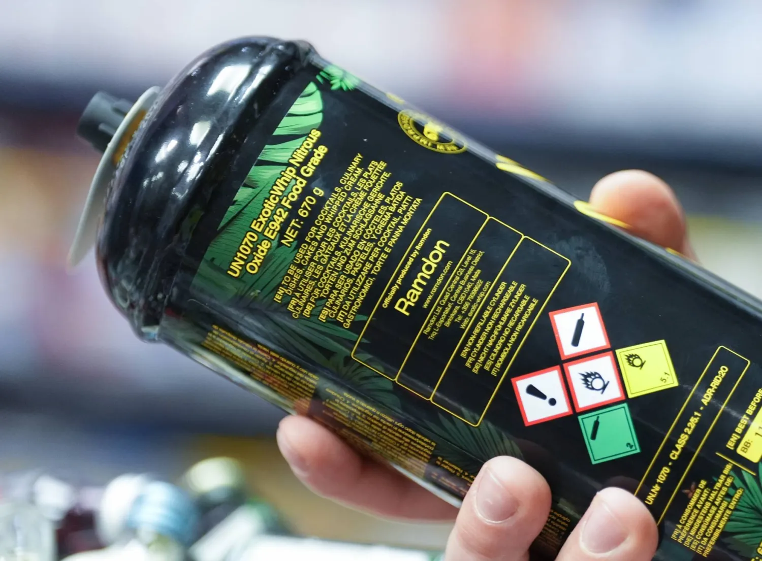 صورة في 13 نوفمبر 2024 في هامبورغ بألمانيا تظهر علبة غاز ضحك (د.ب.أ)