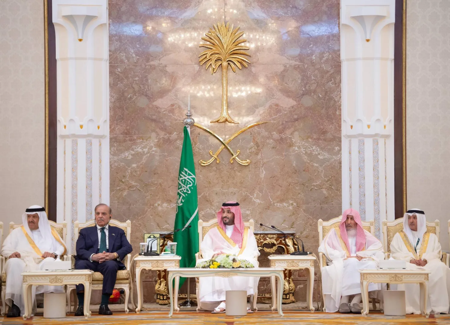 جانب من استقبال ولي العهد السعودي الأمير محمد بن سلمان المهنئين بعيد الأضحى في منى الجمعة (واس)