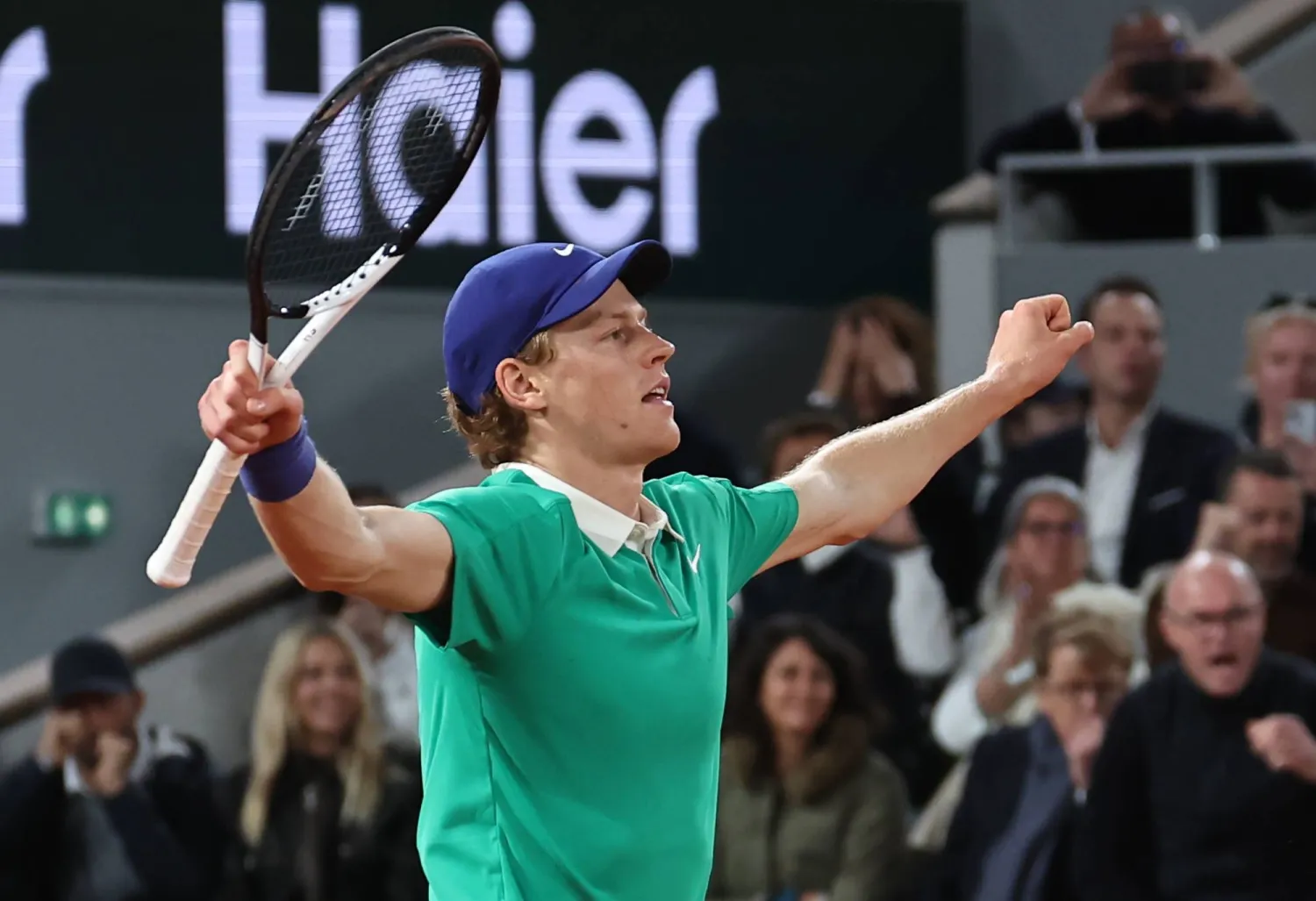 سينر محتفلاً بالفوز على ديوكوفيتش (إ.ب.أ)