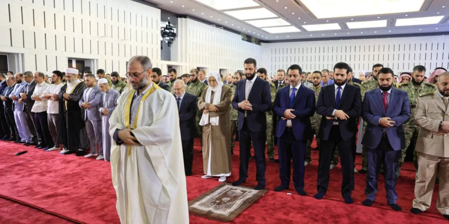 الرئيس أحمد الشرع وسط مسؤولين ومواطنين خلال أداء صلاة العيد في قصر الشعب الجمعة (سانا)