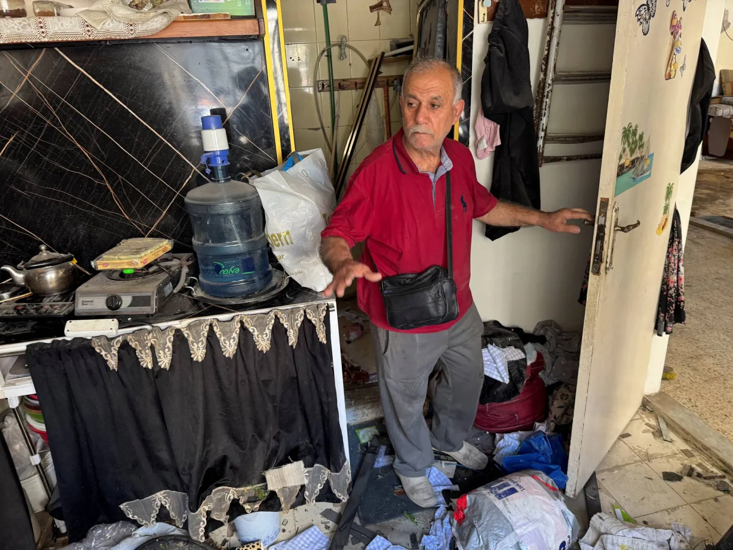 مواطن يتفقد منزله الذي أصيب بأضرار نتيجة القصف الإسرائيلي على ضاحية بيروت الجنوبية مساء الخميس (رويترز)