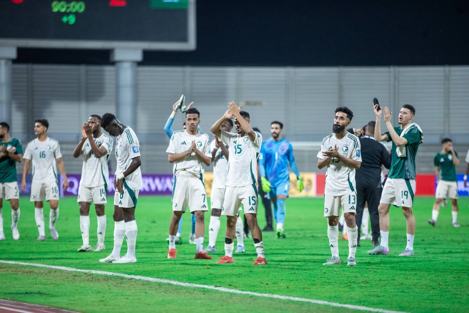 لاعبو الأخضر يحيُّون جماهيرهم بعد المباراة (تصوير: عيسى الدبيسي)