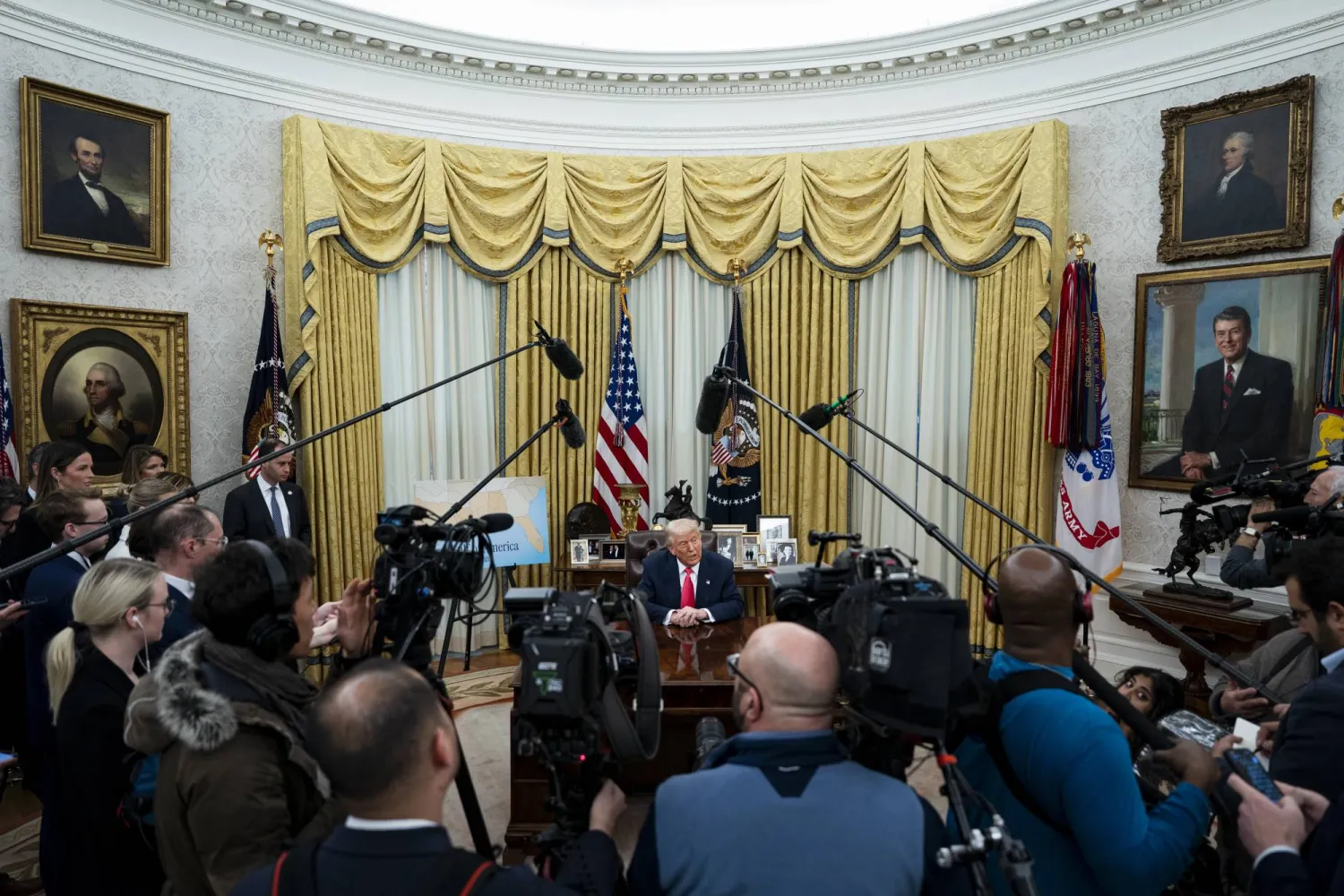 الرئيس الأميركي دونالد ترمب يتحدث للصحافيين بالمكتب البيضاوي بالبيت الأبيض في مارس الماضي (إ.ب.أ)