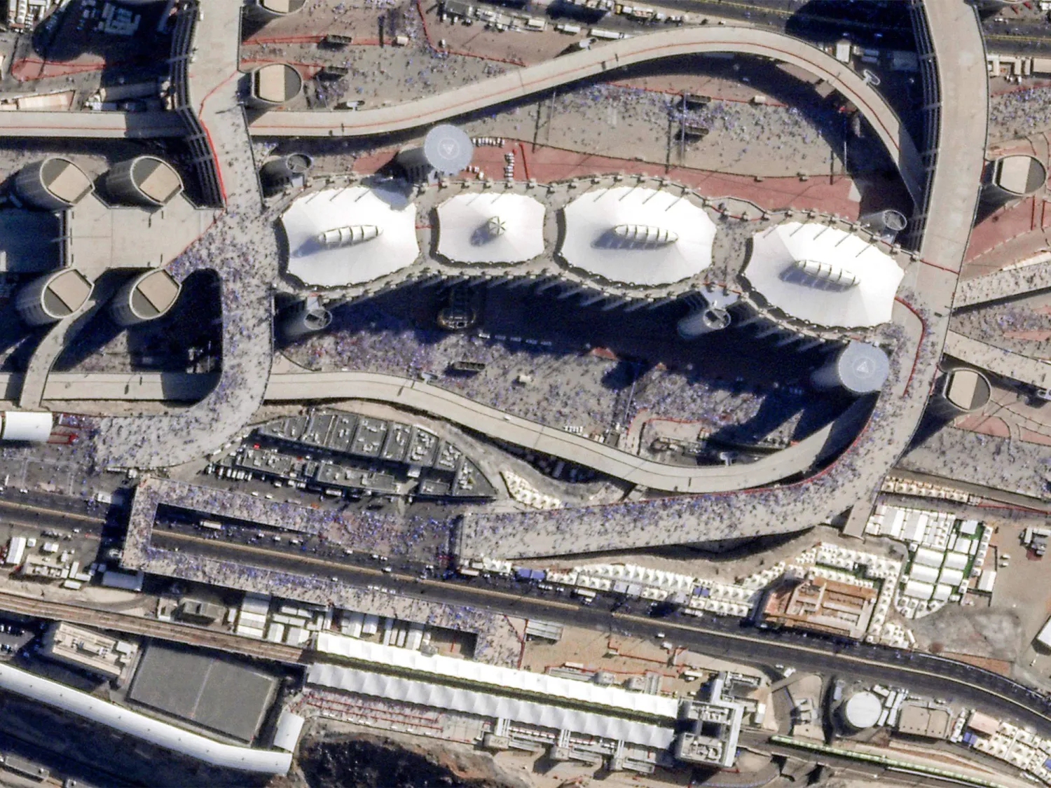 صورة بالأقمار الاصطناعية لمنشأة الجمرات في منى مع توافد ضيوف الرحمن لرمي جمرة العقبة الكبرى (أ.ف.ب)