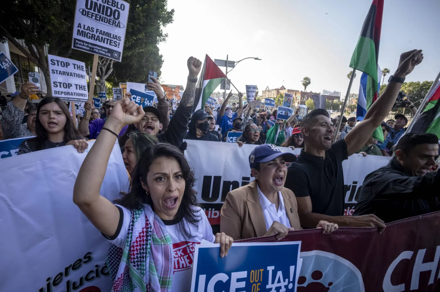 أشخاص يحملون لافتات وأعلاماً أثناء احتجاج خارج المبنى الفيدرالي بلوس أنجليس في أعقاب عملية إنفاذ قوانين الهجرة التي نفذتها السلطات (د.ب.أ)