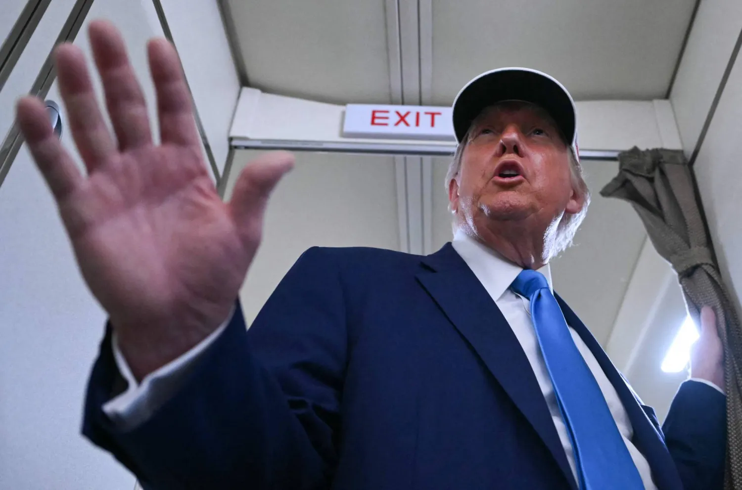 الرئيس الأميركي دونالد ترمب يتحدث للصحافيين على متن الطائرة الرئاسية (أ.ف.ب)