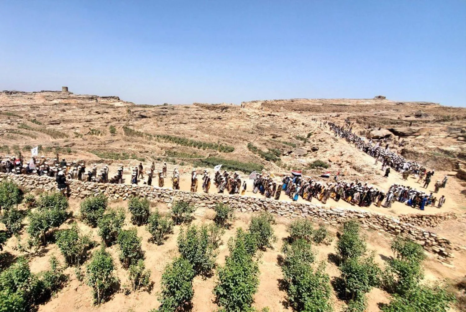 الحوثيون أجبروا السكان في حجة على تنظيم عروض ومسيرات عسكرية (إكس)