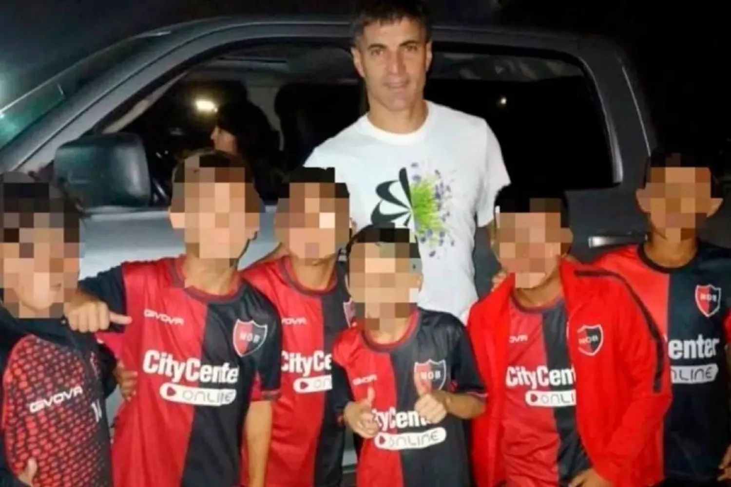 مالكورا لاعب روزاريو سنترال في الصورة المثيرة للجدل مع براعم نيويلز (وسائل إعلام أرجنتينية)