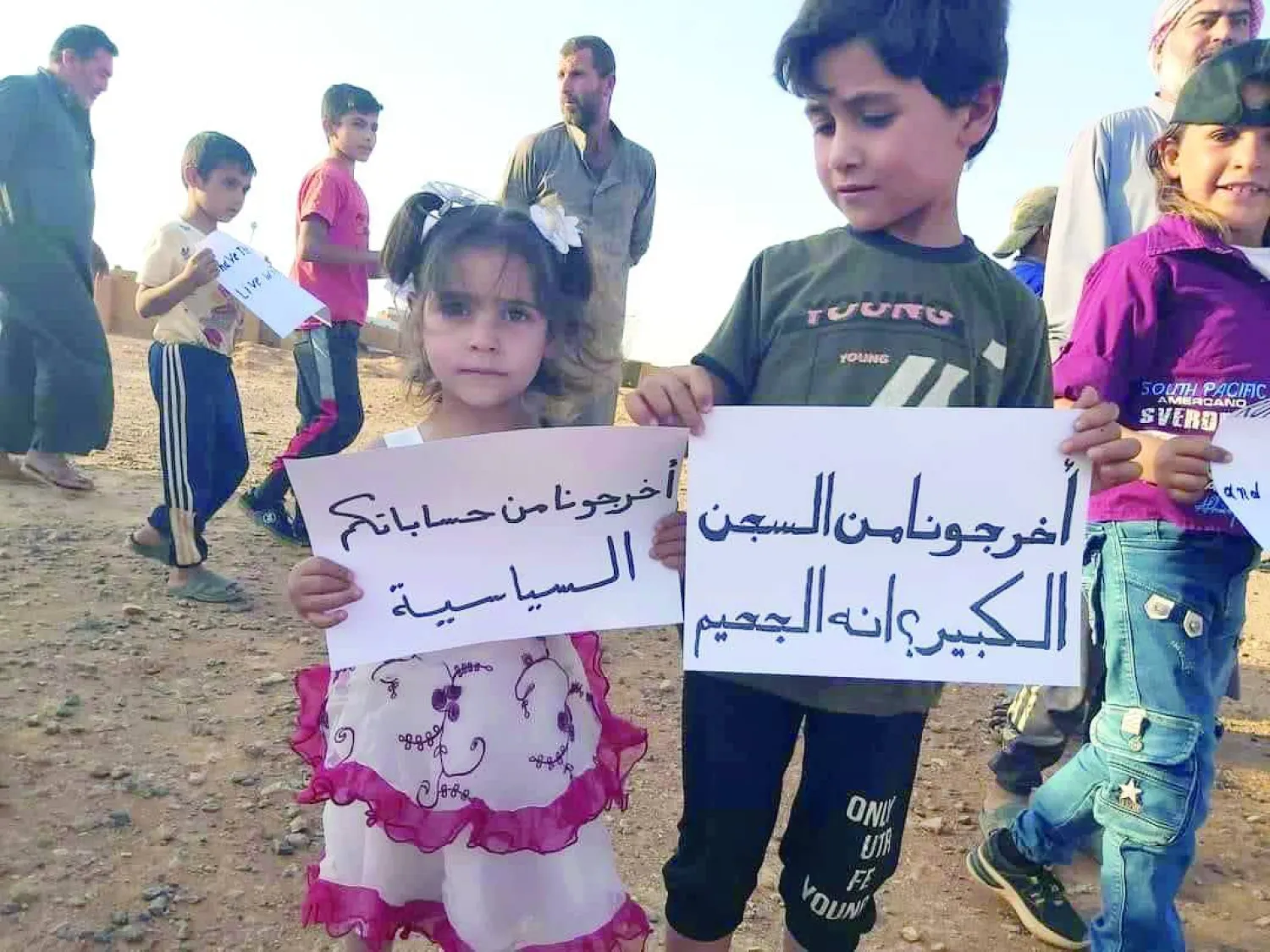 صورة أرشيفية نشرها «مجلس عشائر تدمر والبادية السورية» لاحتجاج أطفال نازحين في مخيم الركبان على غياب المساعدات
