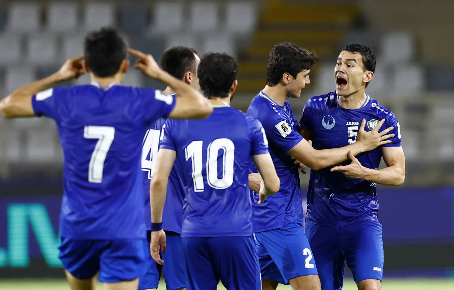 المنتخب الأوزبكي الحالي ليس حافلاً بالمحترفين في أوروبا (رويترز)