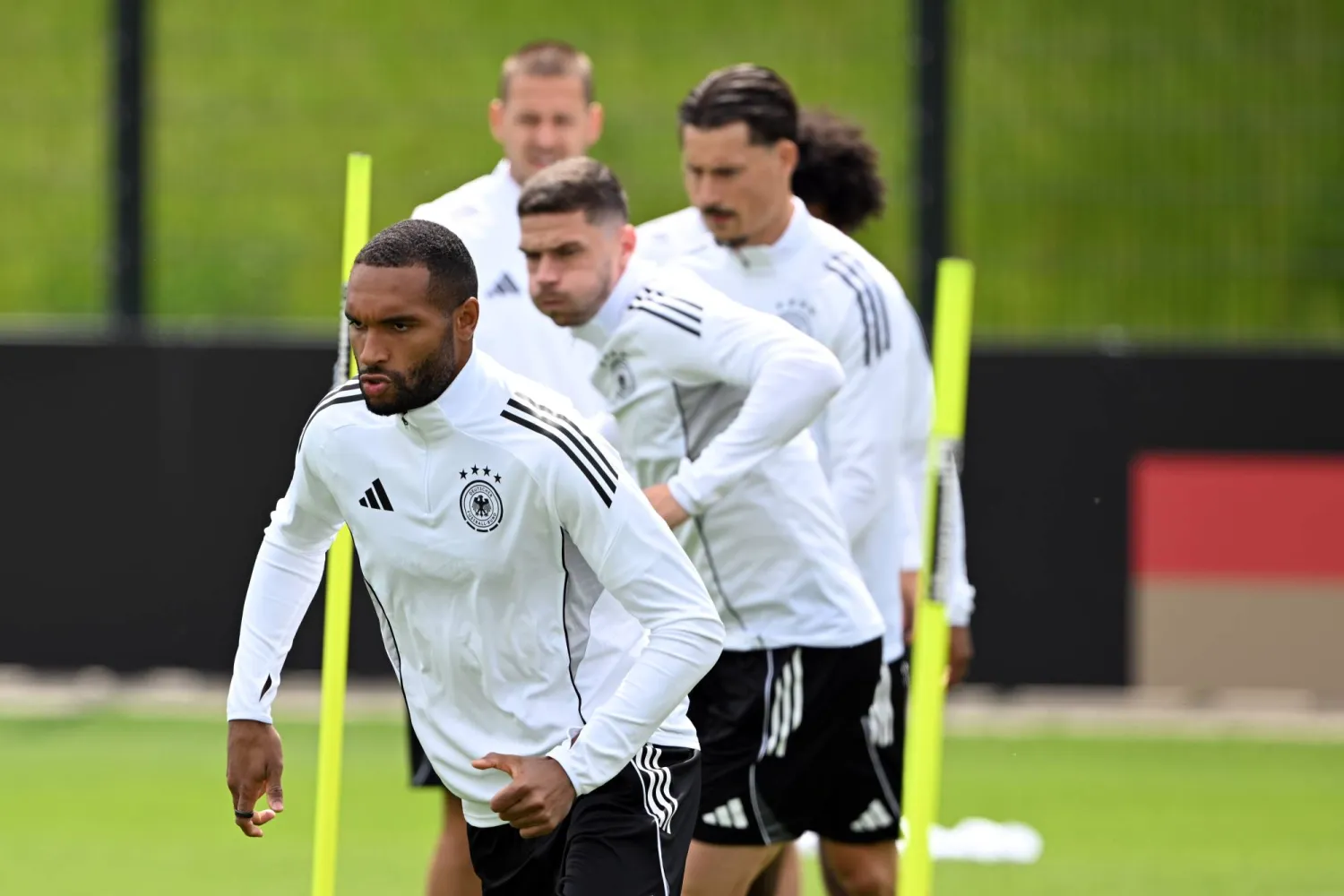 جوناثان تاه في تدريب «المانشافت» استعداداً لمواجهة فرنسا (د.ب.أ)