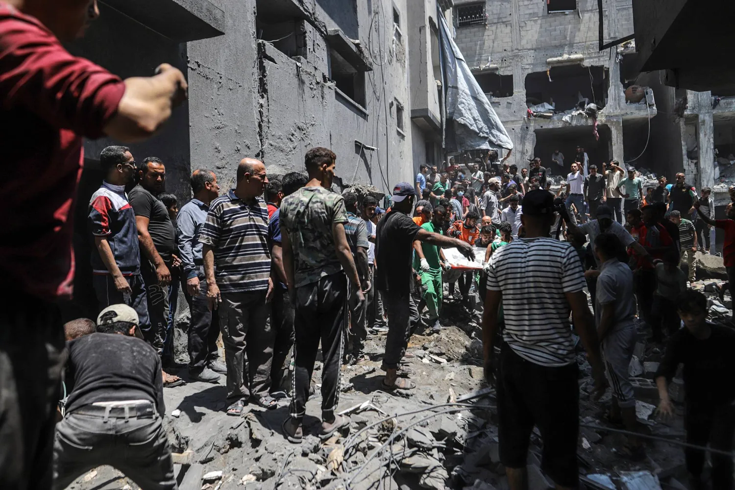 فلسطينيون يبحثون عن أحياء في ركام منازل تعرضت لقصف إسرائيلي على مدينة غزة يوم 7 يونيو 2025 (إ.ب.أ)