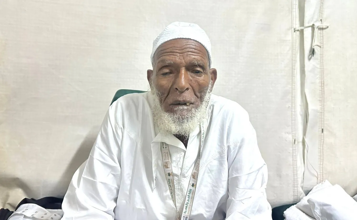 الحاج الإريتري حامد محمد عقبالدت المولود سنة 1922 متحدثاً من مقرّ إقامته في مشعر مِنى (الشرق الأوسط)