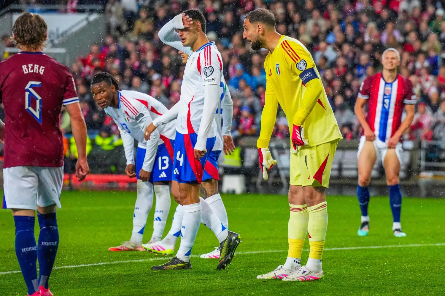 خيبة الأمل على لاعبي إيطاليا بعد الهزيمة الثقيلة من النرويج (أ.ف.ب)