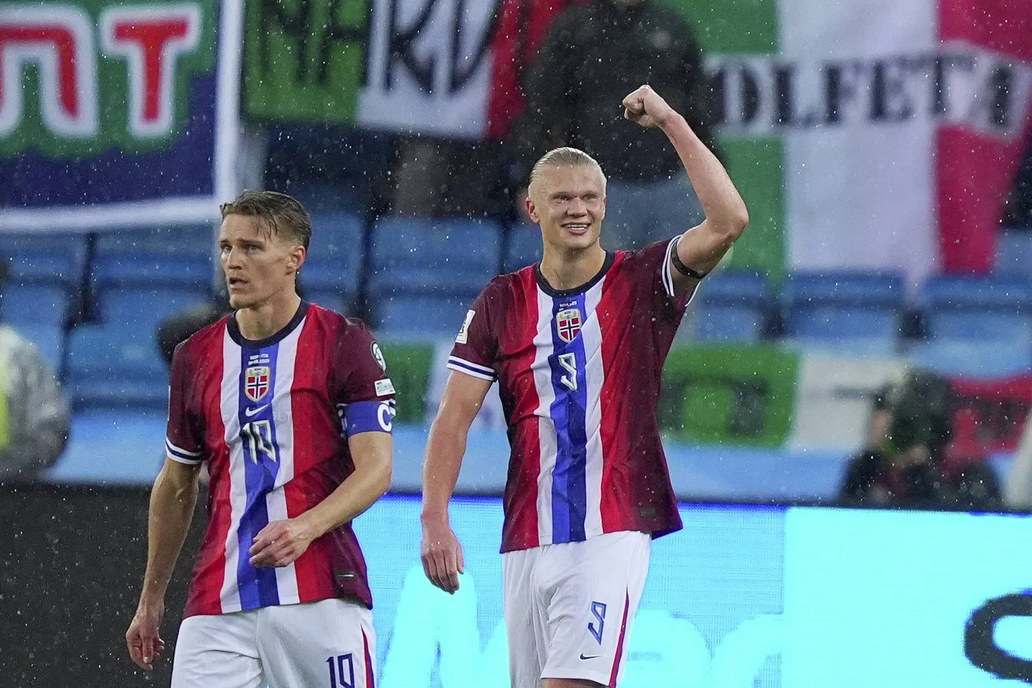 فرحة هالاند ولاعبي النرويج بالفوز الساحق على إيطاليا (أ.ب)