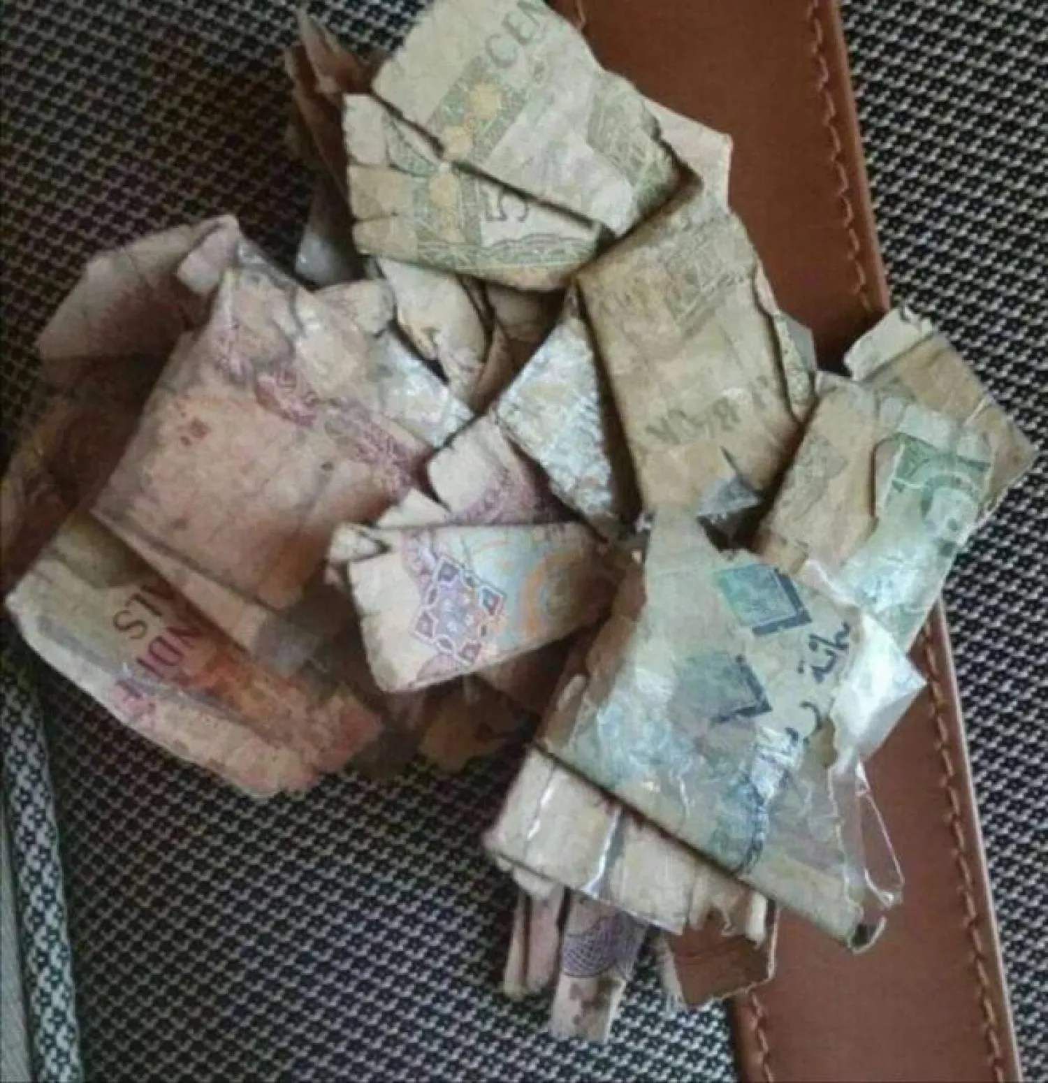 الحوثيون يوزعون أوراقاً نقدية تالفة غير قابلة للتداول تحت مسمى نصف راتب (إكس)