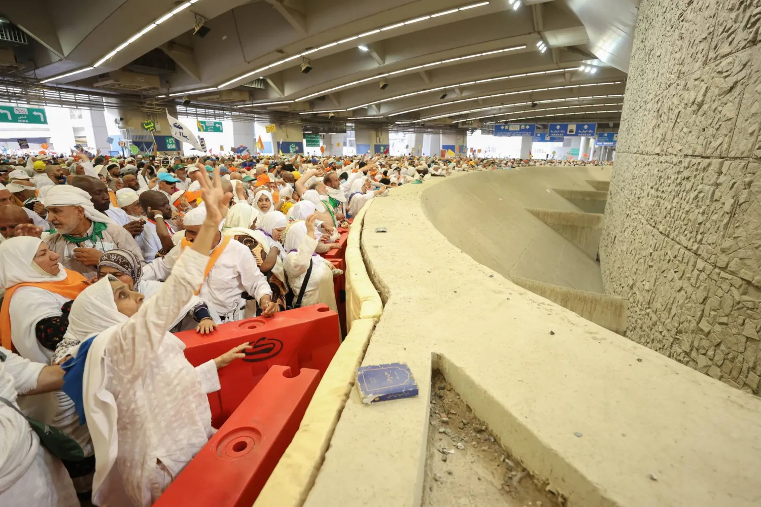 ضيوف الرحمن يرمون الجمرات في أول أيام التشريق السبت (تصوير: عدنان مهدلي)