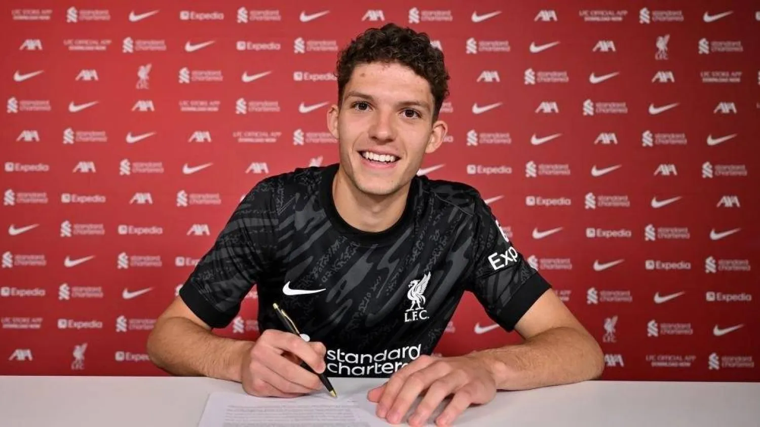 آرمين خلال توقيع العقد (الشرق الأوسط)