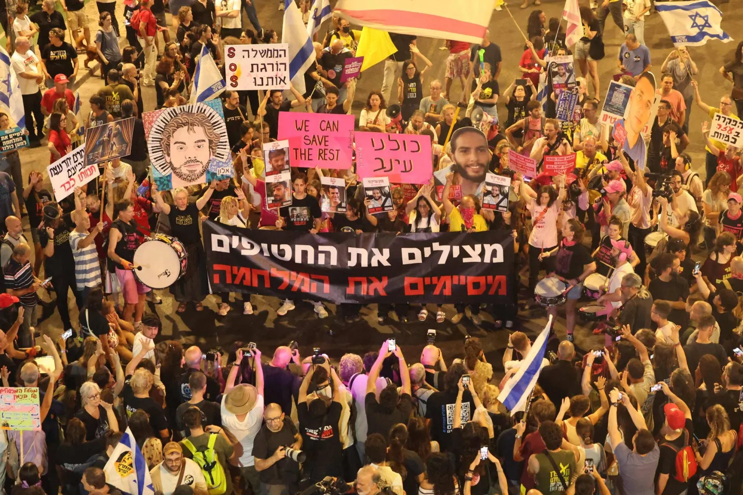 حشد المتظاهرين في تل أبيب (أ.ف.ب)