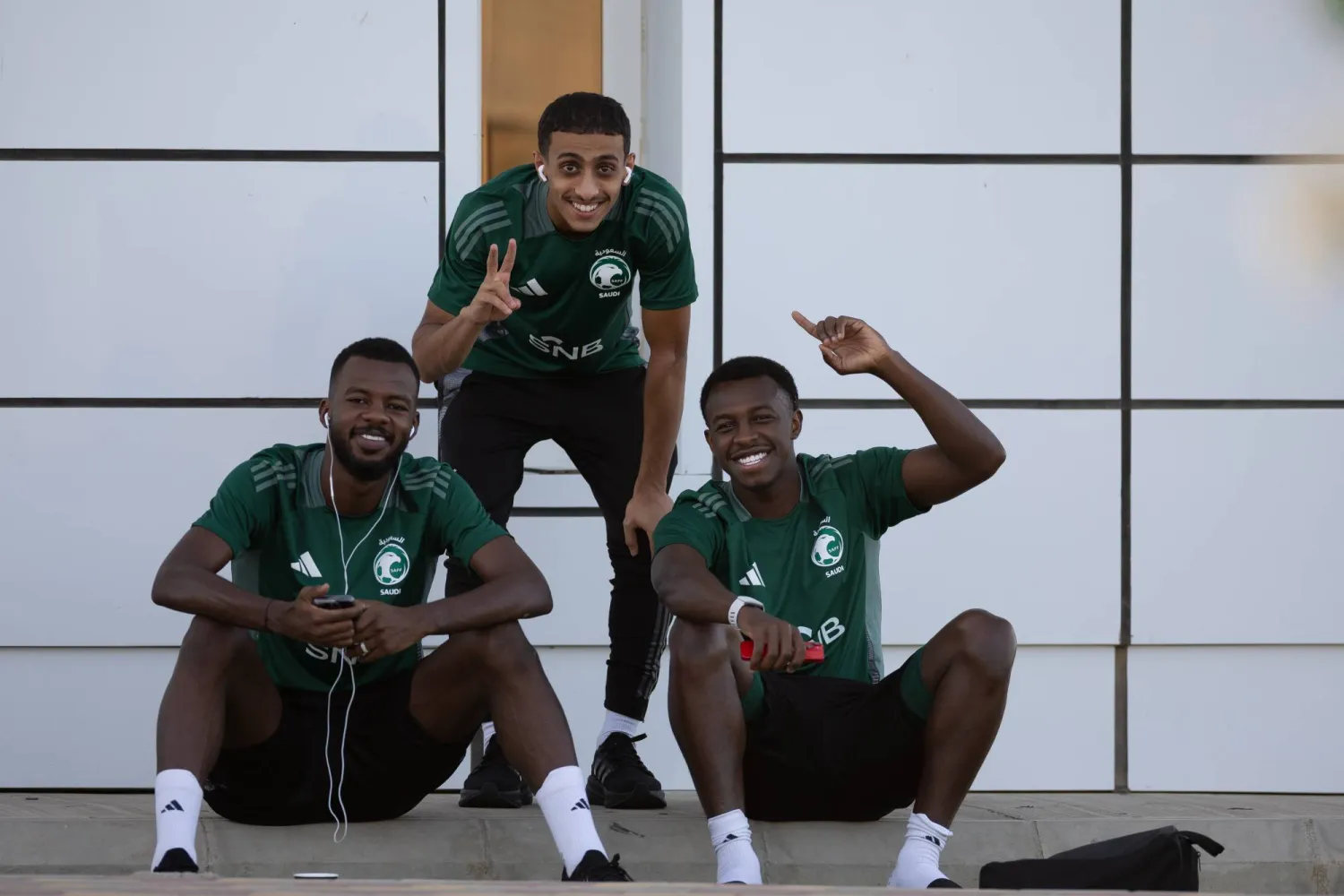 عبد الحميد وتمبكتي والهمامي في لقطة مرحة قبل المران (المنتخب السعودي)