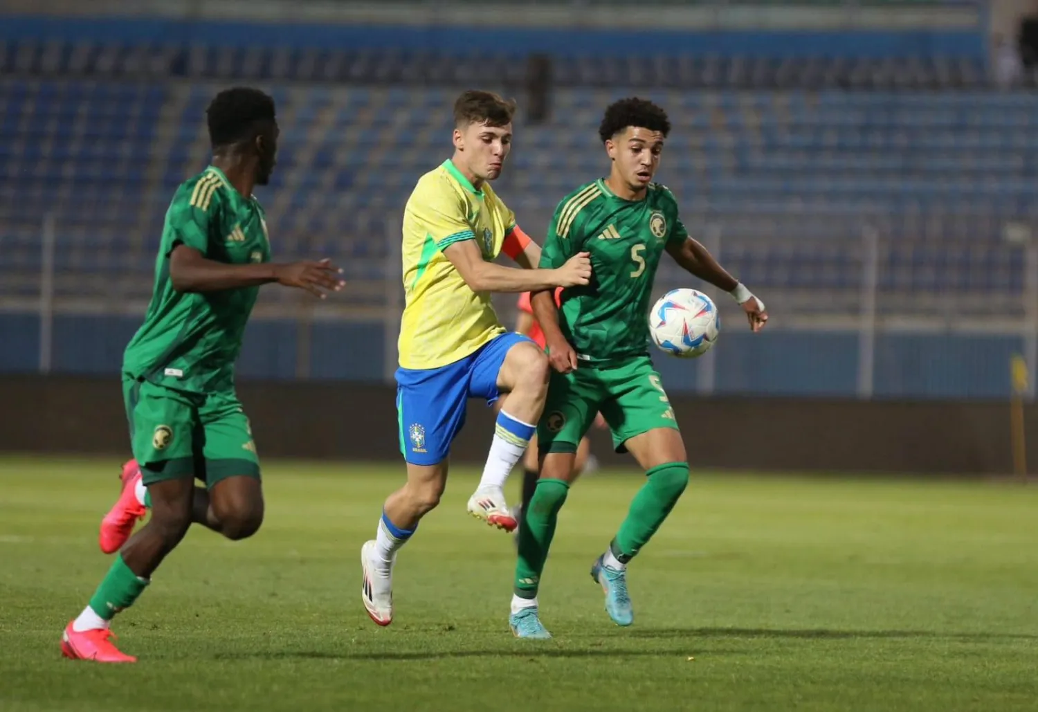 من المواجهة التي جمعت الأخضر والبرازيل في مصر (الشرق الأوسط)