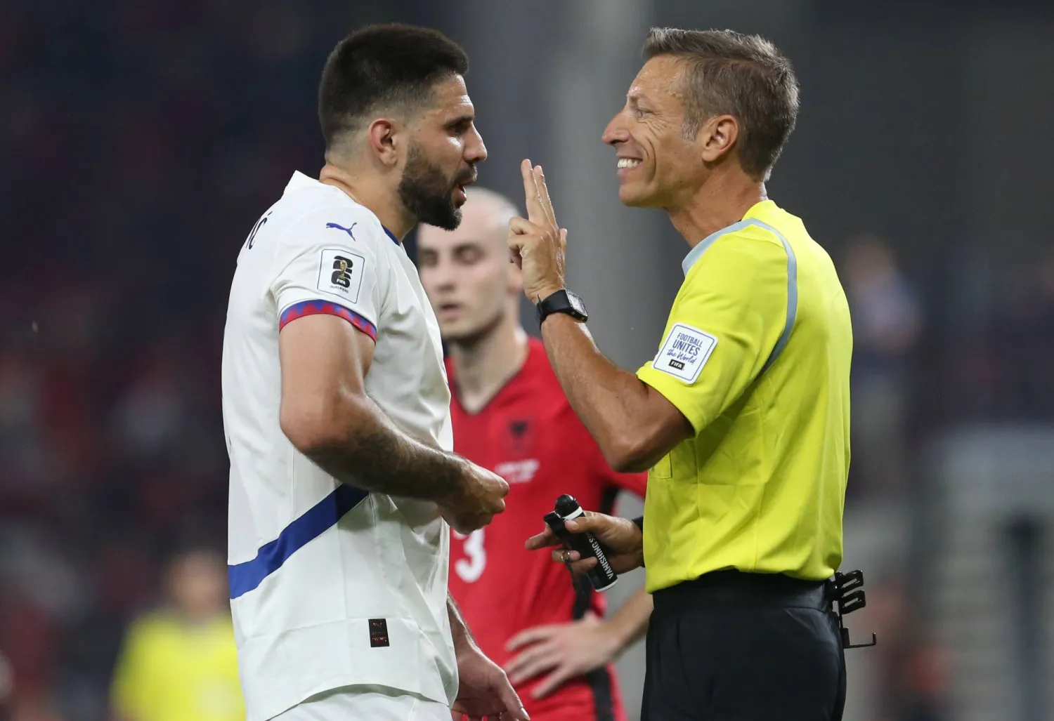 ميتروفيتش قائد صربيا ولاعب الهلال السعودي في جدال مع الحكم (إ.ب.أ)