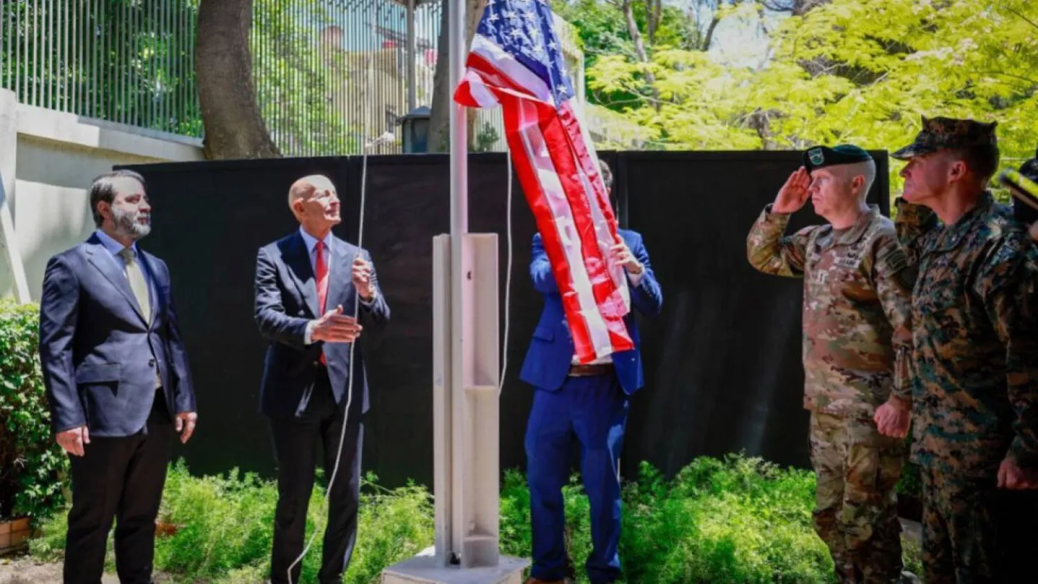 توم برّاك يعيد رفع العلم الأميركي في دمشق (آ ب)