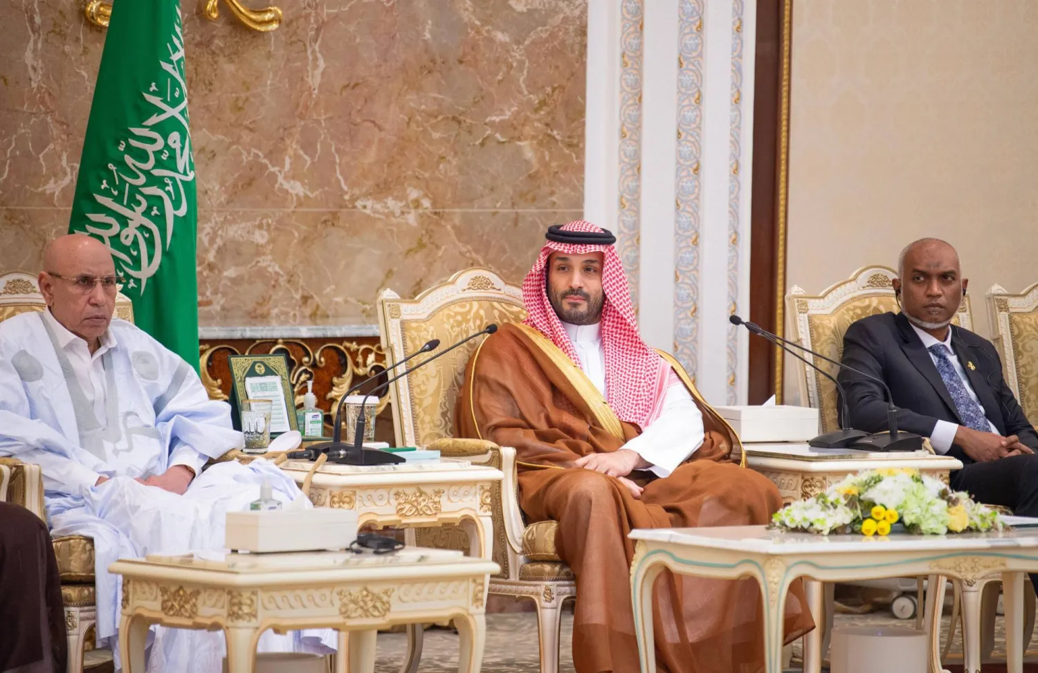 ولي العهد السعودي لدى استقباله الزعماء ورؤساء البعثات في منى أمس بحضور رئيس المالديف الدكتور محمد معز (يمين) ورئيس موريتانيا محمد ولد الشيخ الغزواني (واس)