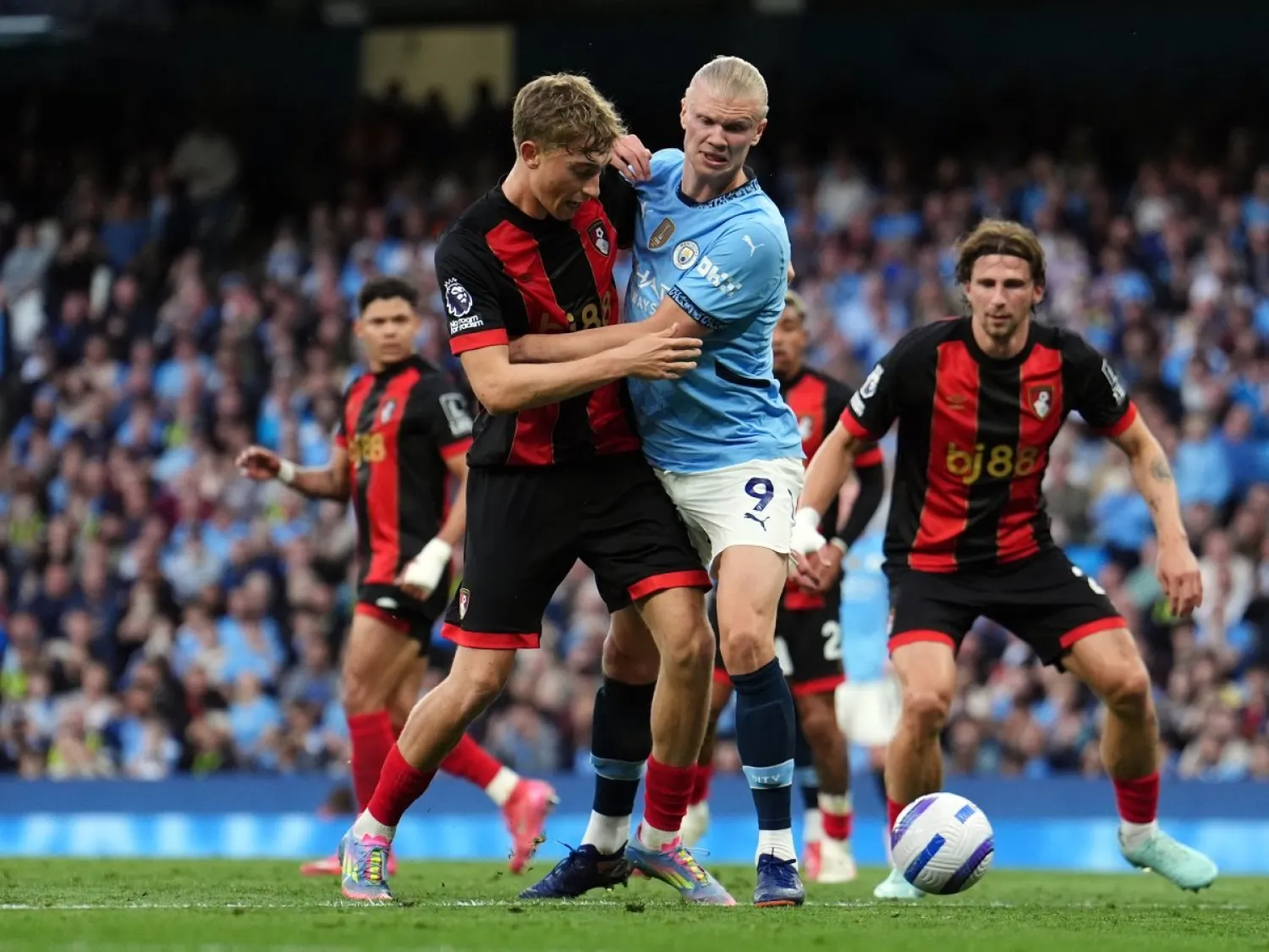 هويسن في مواجهة أمام مانشستر سيتي في الدوري الإنجليزي (ب.أ)