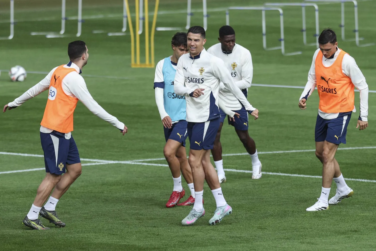 لاعبو البرتغال خلال تدريباتهم الأخيرة (إ.ب.أ)