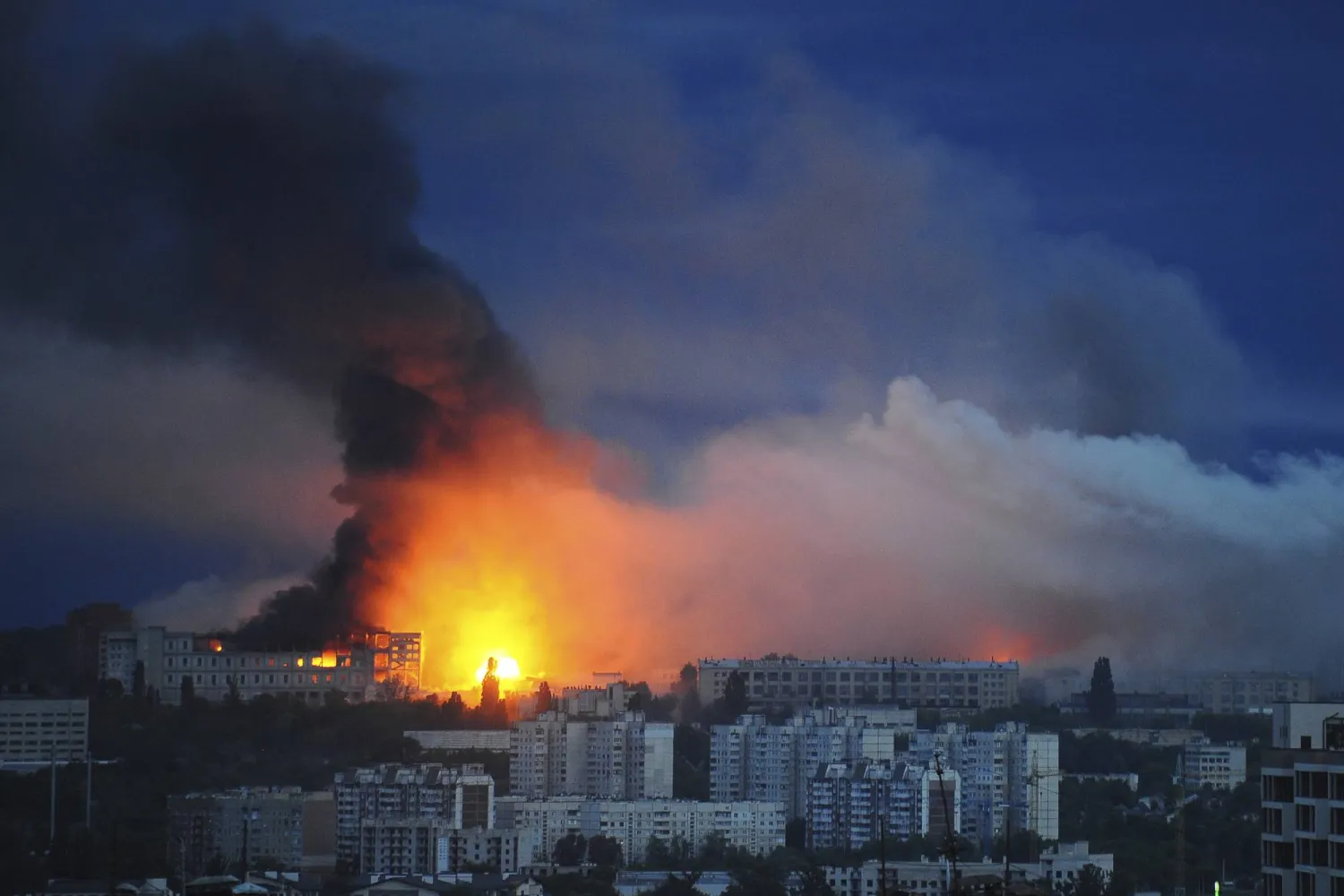 النيران والدخان يتصاعدان من موقع سقوط صاروخ روسي على منطقة سكنية في خاركيف (أ.ب)