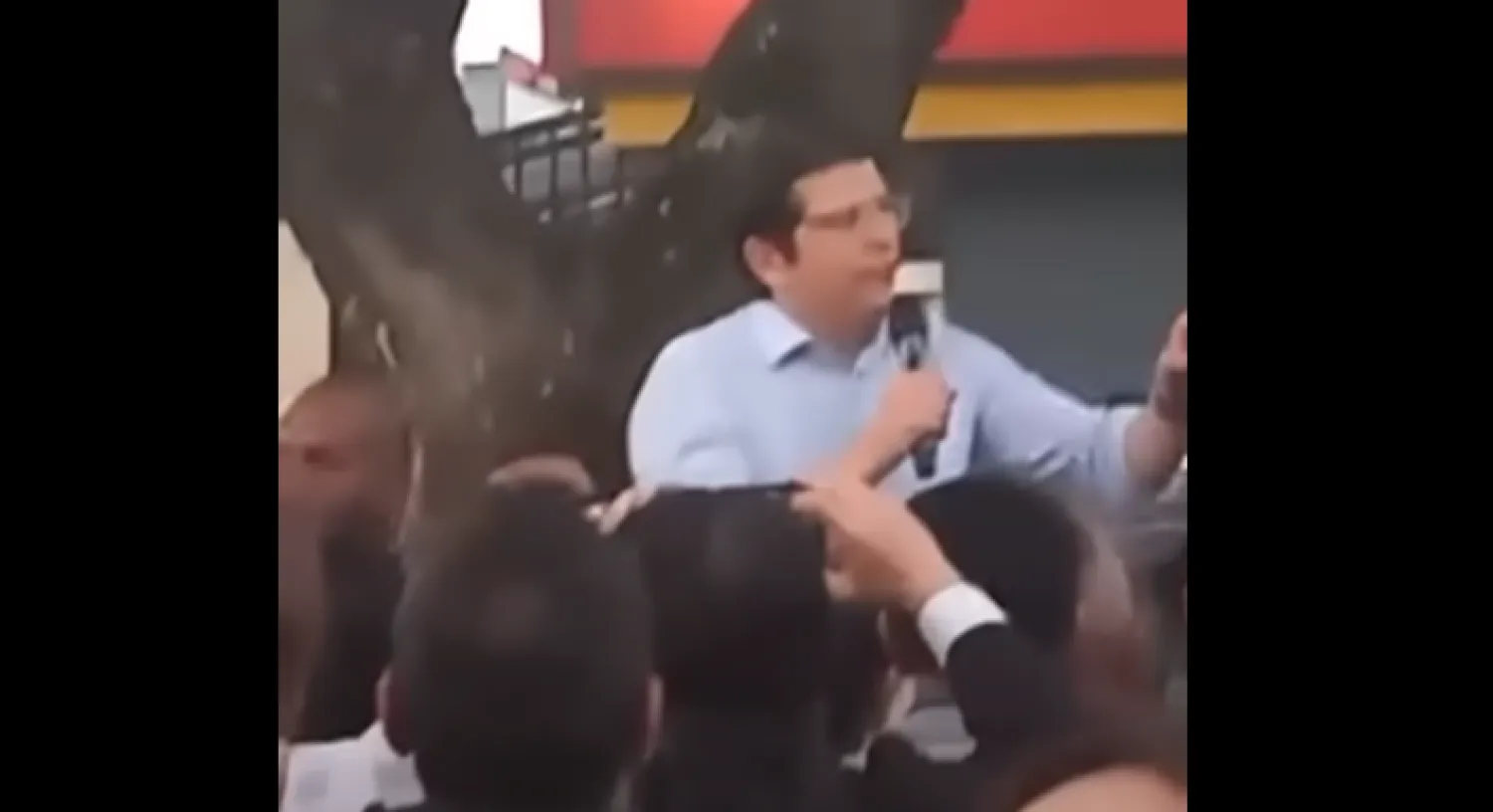 المرشح الرئاسي الكولومبي ميغيل أوريبي يتحدث إلى أنصاره قبل لحظات من إطلاق النار عليه وإصابته (يوتيوب)