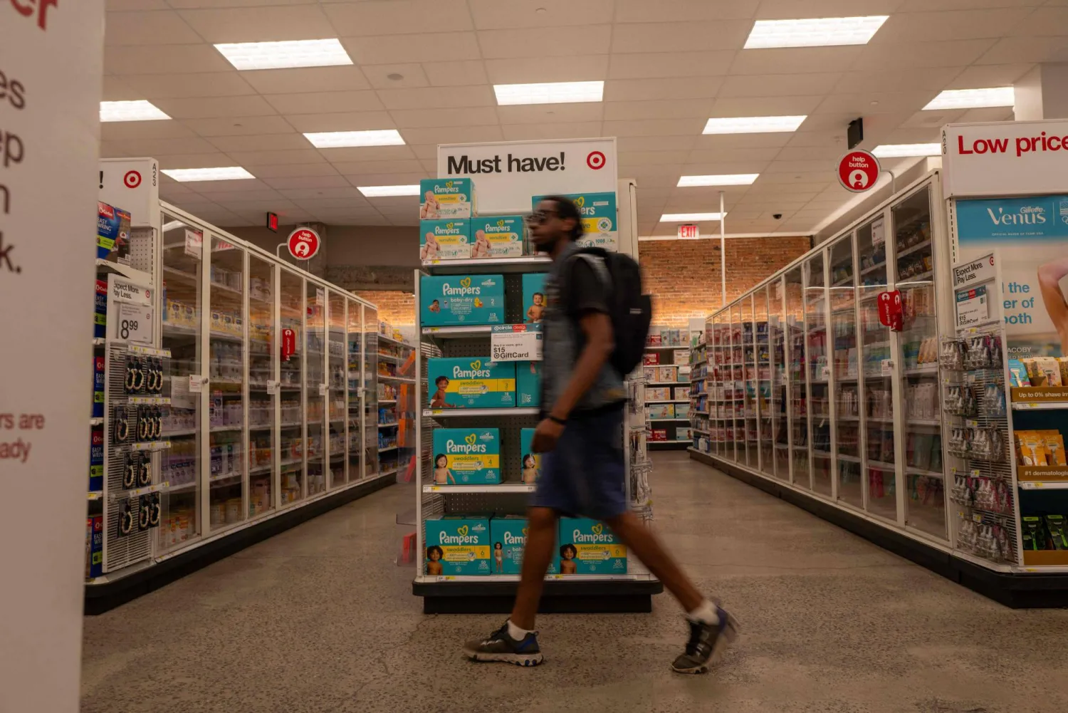 أشخاص يتسوقون في متجر في بروكلين في مدينة نيويورك (أ.ف.ب)