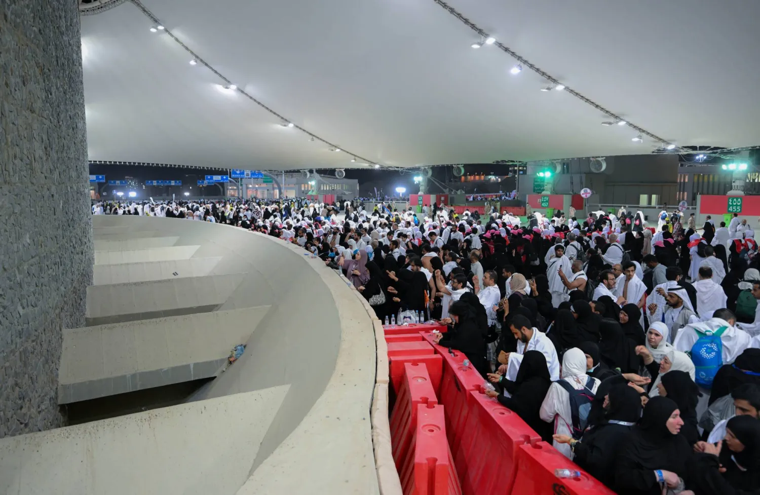 الحجاج يؤدون مناسكهم بكل يسر وانسيابية وأمان من خلال خطط مدروسة (تصوير: بشير صالح)