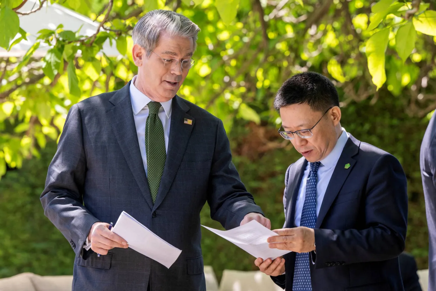 وزير الخزانة الأميركي يتحدث مع نائب وزير المالية الصيني لياو مين خلال اجتماع جنيف في مايو الماضي (رويترز)