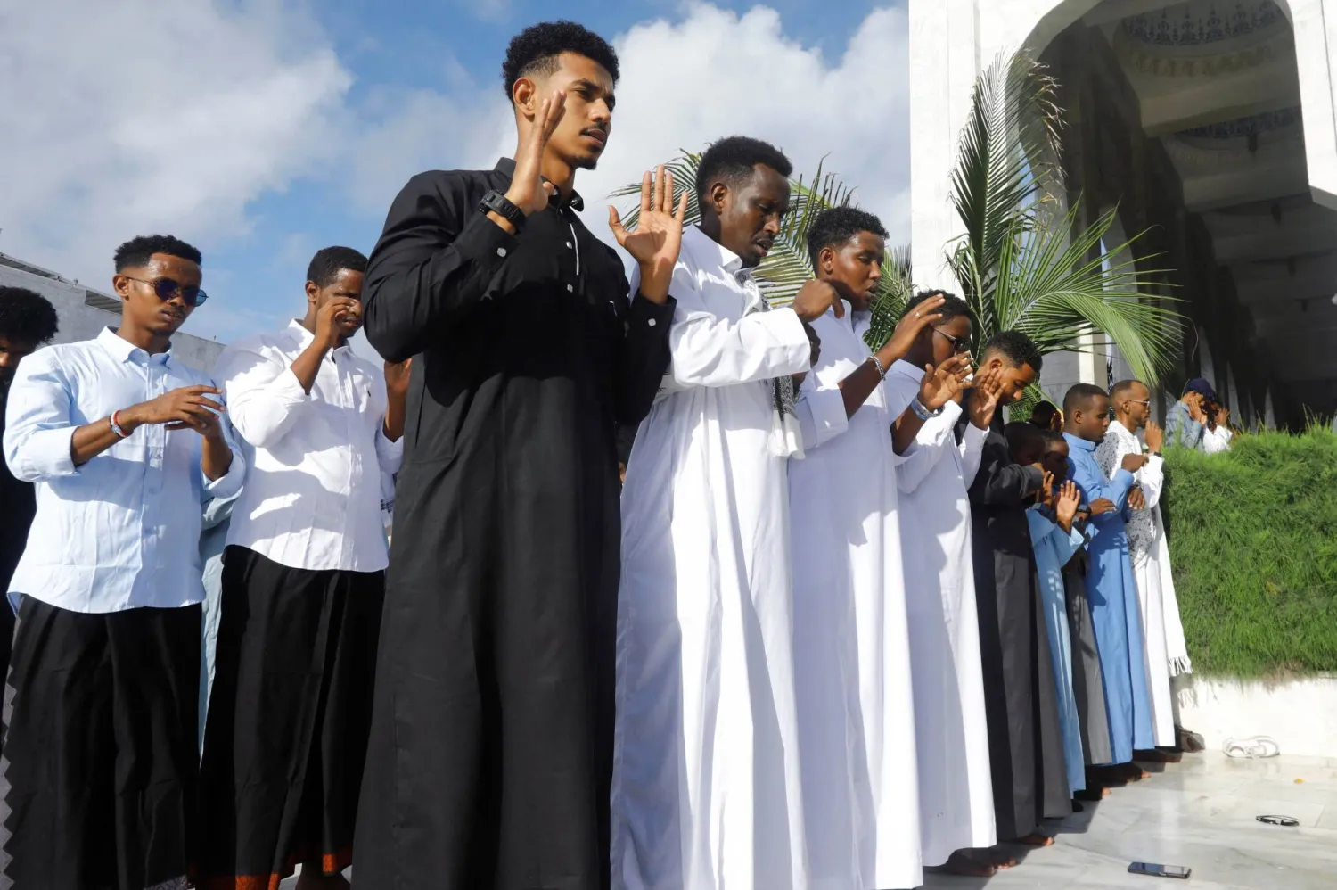 يؤدي المسلمون صلاتهم خلال احتفالات عيد الأضحى في مسجد علي جمالي في مقديشو بالصومال يوم 6 يونيو 2025 (رويترز)
