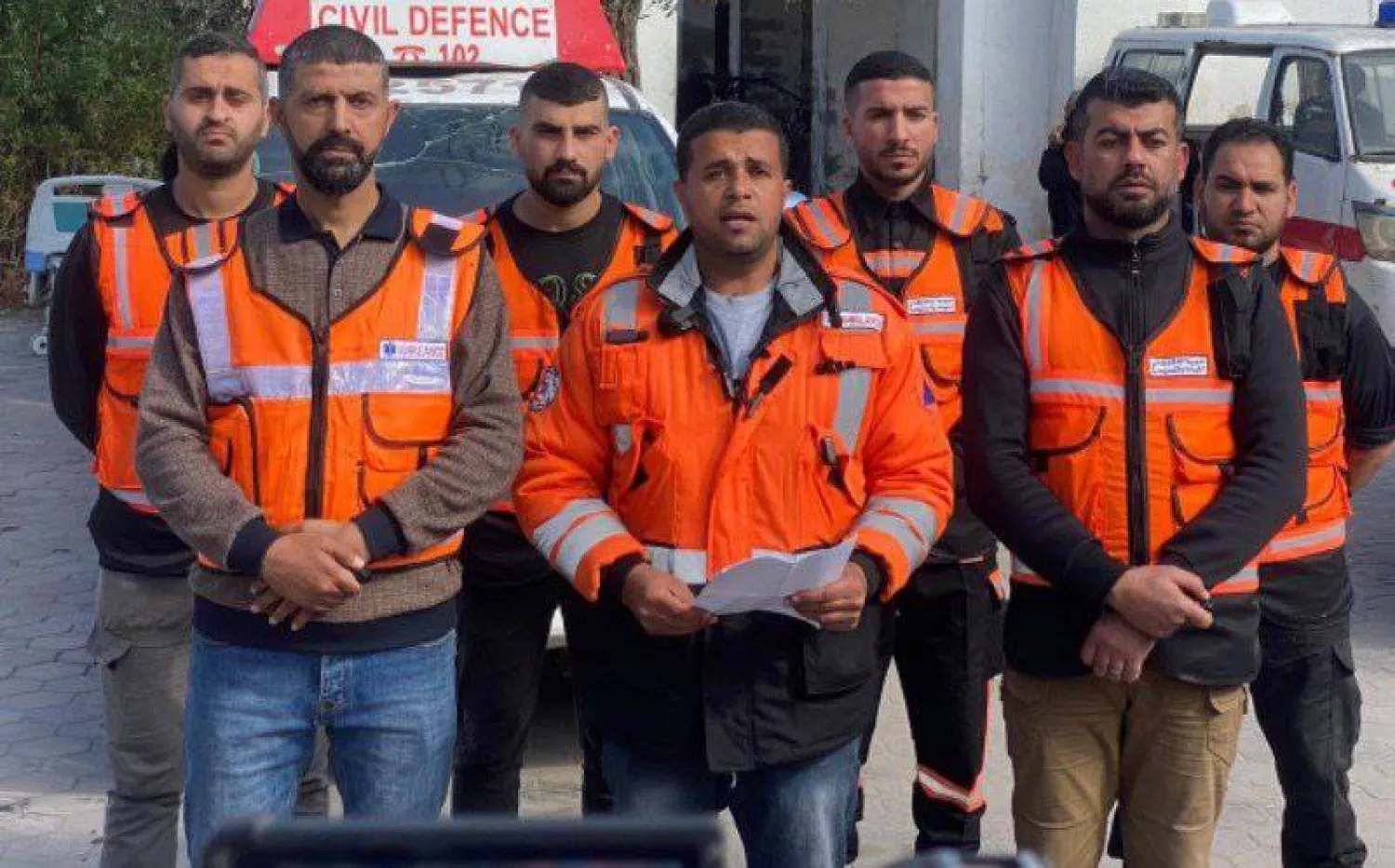 محمود بصل المتحدث باسم الدفاع المدني في غزة (وسط) خلال إلقاء بيان للجهاز أمام الصحافيين (الدفاع المدني في غزة)