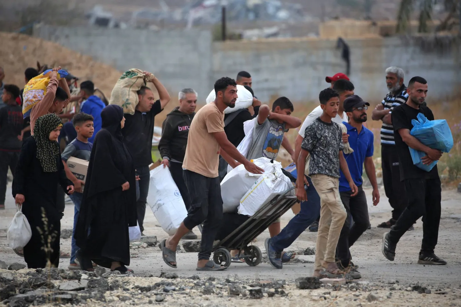 تعرَّض فلسطينيون كانوا في طريقهم إلى موقع لتوزيع المساعدات بجنوب قطاع غزة لإطلاق نار (أ.ف.ب)