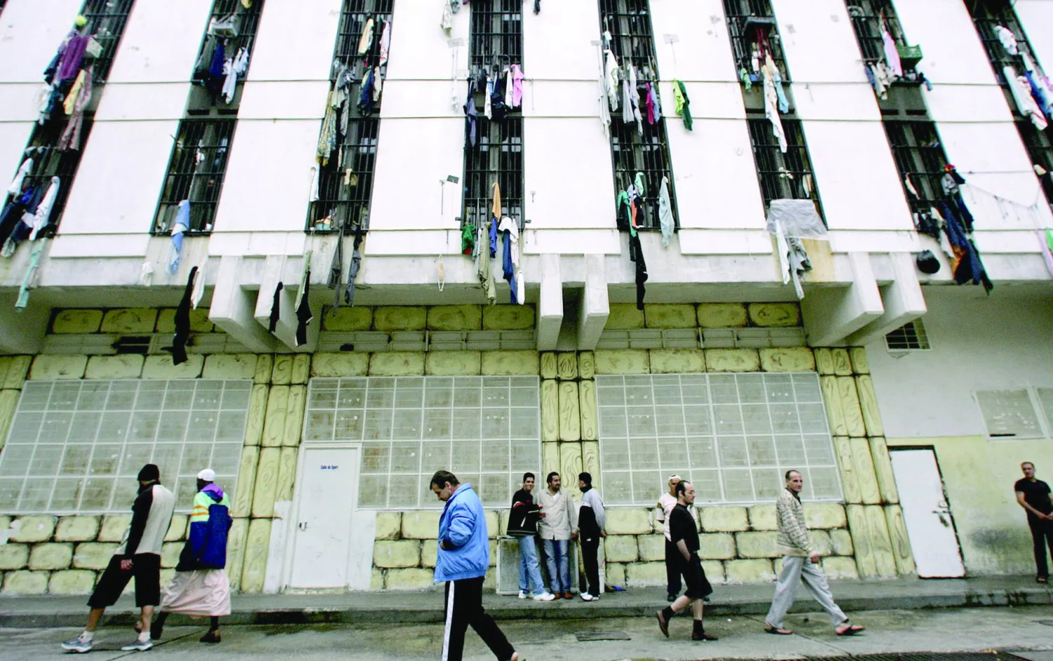 اكتظاظ السجون والتباطؤ في المحاكمات في لبنان يؤديان إلى إطالة فترة التوقيف في المخافر (غيتي)