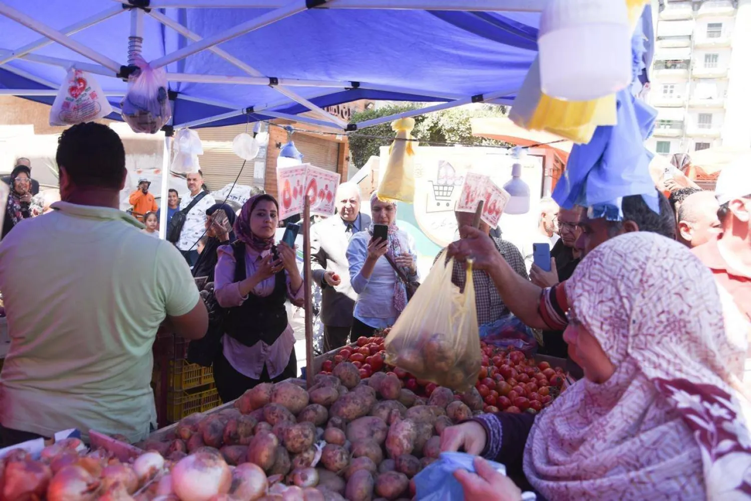 سوق «اليوم الواحد» مبادرة حكومية لتوفير السلع بأسعار مناسبة (وزارة التموين المصرية)