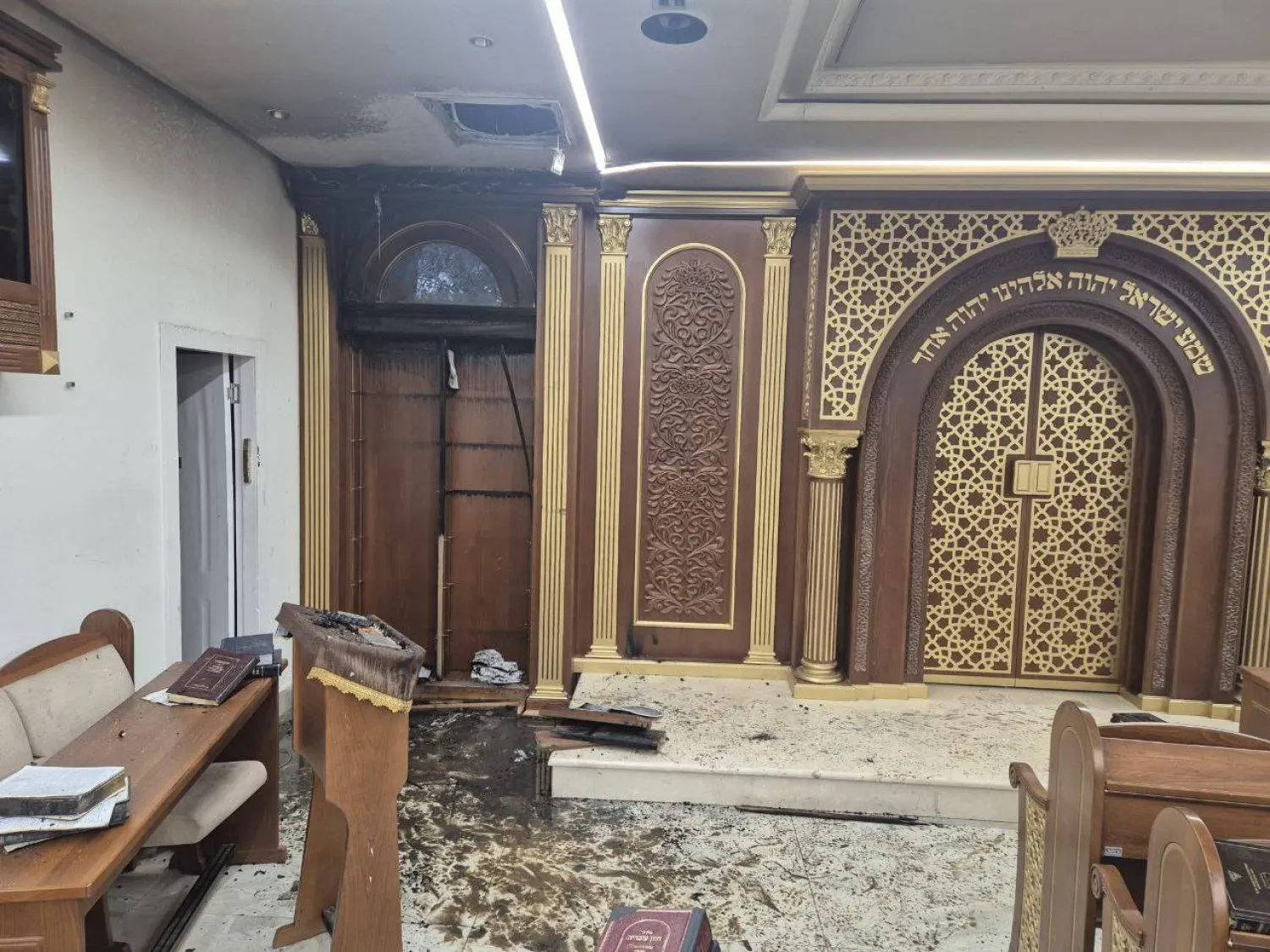 جانب من حريق الكنيس اليهودي التابع للأب الروحي لحزب «شاس» الإسرائيلي المتطرف (وسائل إعلام عبرية نقلاً عن الشرطة الإسرائيلية)