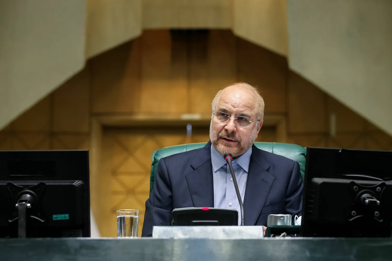 قاليباف لدى ترأسه جلسة برلمانية (أرشيفية - موقع البرلمان)